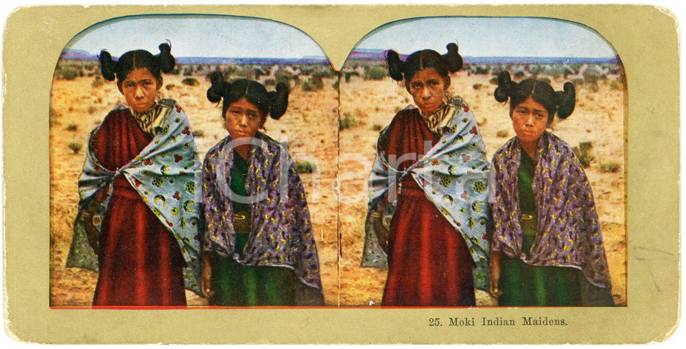 1905 ca NATIVE AMERICANS MOKI Indian maidens - Coloured Stereoview 25 Fotografia stereoscopica d'epoca, su cartoncino.FORMATO: 18x9 cmCONDIZIONI: F (buone condizioni al fronte, ma abrasione e macchie al verso)    originale e autentica 1