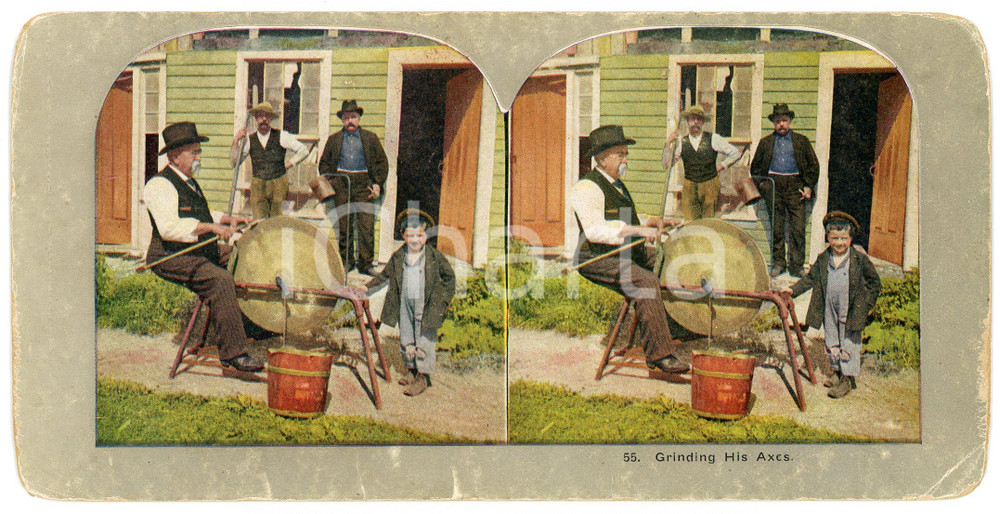 1905 ca USA DAILY LIFE Grinding his axes - Coloured Stereoview 55 Fotografia stereoscopica d'epoca, su cartoncino.FORMATO: 18x9 cmCONDIZIONI: F (lievi scoloriture marginali; piegatura angolare)    originale e autentica 1