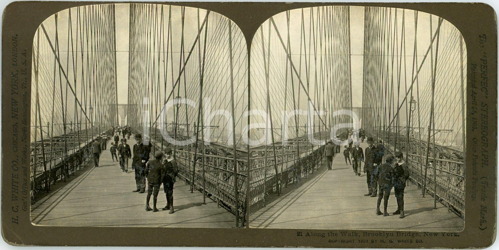1901 NEW YORK Along the walk, Brooklyn Bridge - ANIMATED Stereoview WHITE Fotografia stereoscopica d'epoca, su cartoncino rigido.EDITORE: H. C. WhiteFORMATO: 18x9 cmCONDIZIONI: G     originale e autentica 1