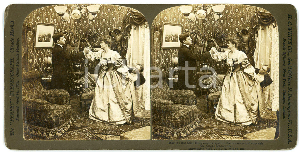 1903 USA Lovers scene - Miss Hevywayt conceals Mr Slight - Stereoview WHITE Fotografia stereoscopica d'epoca, su cartoncino rigido.EDITORE: H. C. White, USA FORMATO: 18x9 cmCONDIZIONI: G     originale e autentica 1