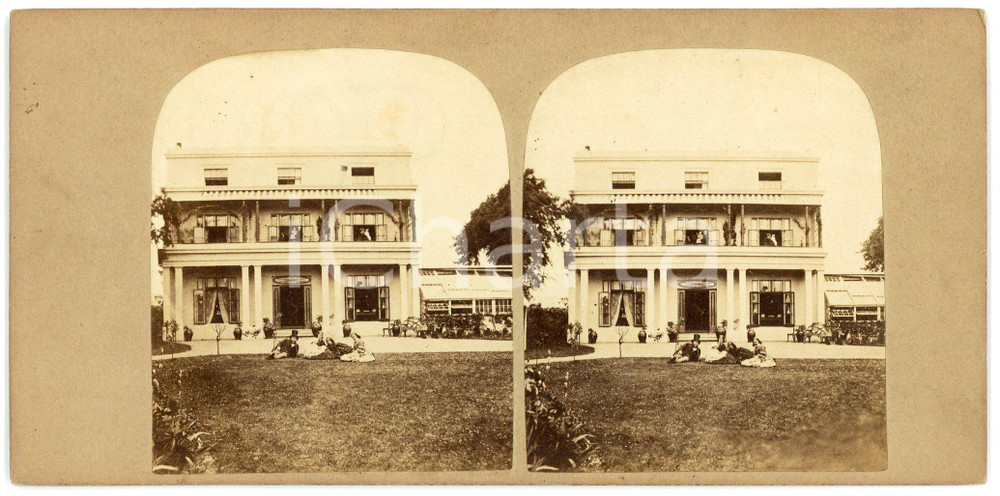 1900 ca s.l. Villa with a garden - ANIMATED Antique Stereoview Fotografia stereoscopica d'epoca, su cartoncino rigido.FORMATO: 18x9 cmCONDIZIONI: G    originale e autentica 1