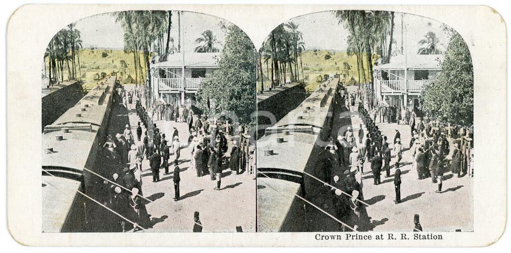 1910 ca Crown Prince at R. R. Station -  Chromolithograph Stereoview Fotografia stereoscopica d'epoca, su cartoncino.FORMATO: 18x9 cmCONDIZIONI: G    originale e autentica 1