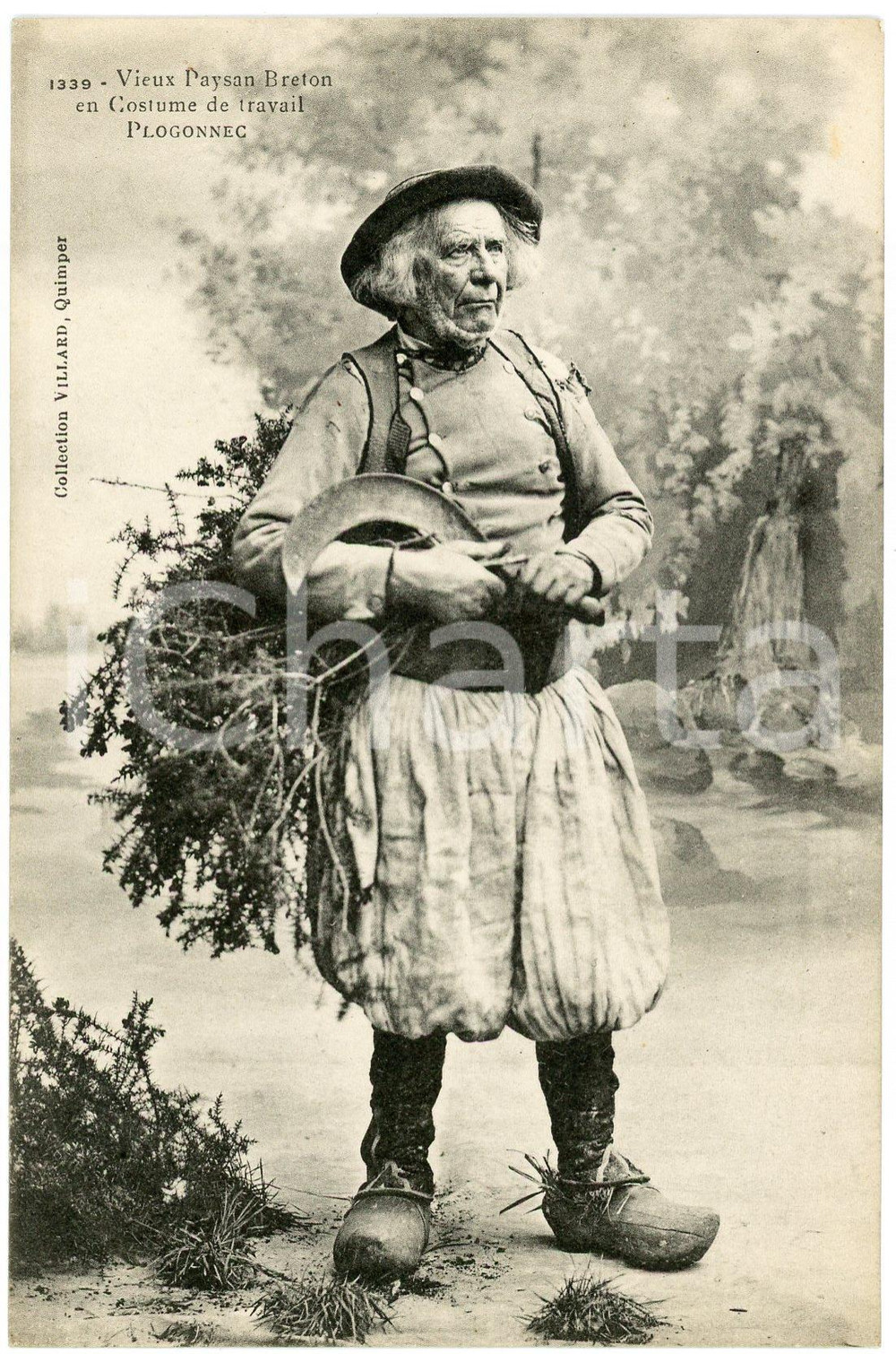 1910 ca PLOGONNEC - FRANCE Vieux paysan breton en costume de travail - Postcard Cartolina postale, non viaggiata. FAIR/discreto Lievi smussature agli angoli Formato: FP originale e autentica 1