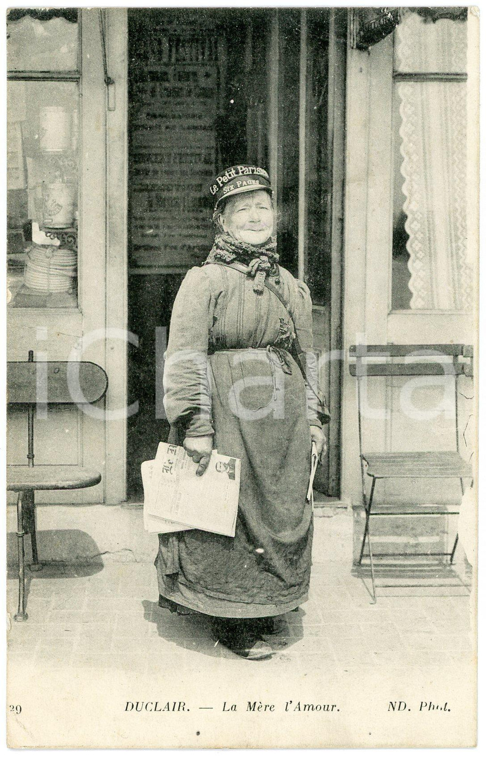 1917 DUCLAIR - FRANCE La mére l'amour - Vendeur LE PETIT PARISIEN Carte postale  Cartolina d'epoca, viaggiata. FAIR/discreto Lievi smussature agli angoli Formato: FP originale e autentica 1