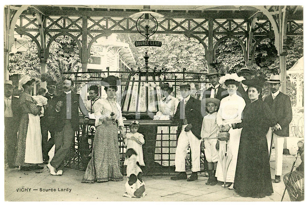 1910 ca VICHY (FRANCE) Source Lardy - Établissement thermal - Animated postcard  Cartolina postale d'epoca, non viaggiata.CONDIZIONI: GFORMATO: FP    originale e autentica 1
