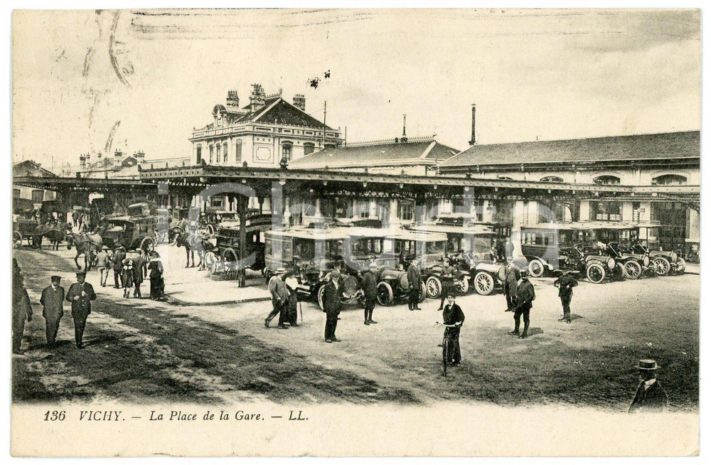 1921 VICHY (FRANCE) Le parc pendant la Musique - Animated vintage postcard  Cartolina postale d'epoca, viaggiata.CONDIZIONI: F (piegatura all'angolo inferiore sinistro e lungo il margine inferiore; leggere macchie al recto dovute ad inchiostro)FORMATO: FP    originale e autentica 1