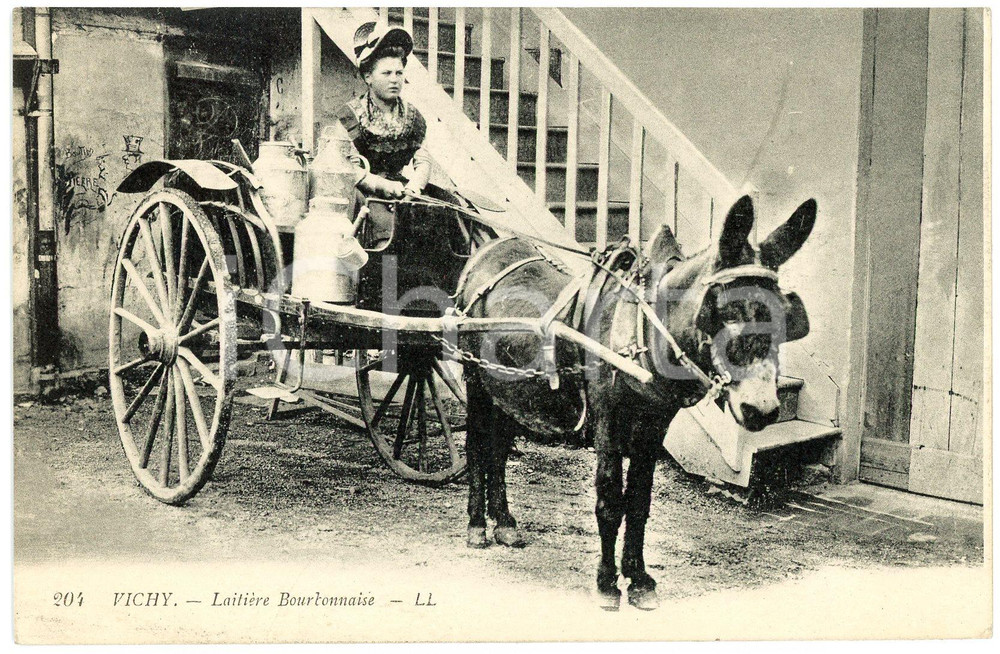 1910 ca VICHY (FRANCE) Laitière Bourbonnaise - Animated vintage postcard  Cartolina postale d'epoca, viaggiata.CONDIZIONI: GFORMATO: FP    originale e autentica 1