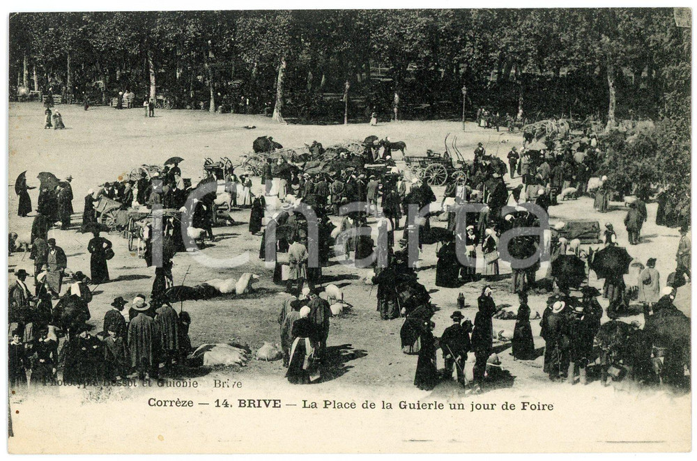 1910 ca BRIVE / CORRÈZE (F) La Place de la Guierle un jour de Foire - Postcard  Cartolina postale d'epoca, scritta ma non viaggiata.CONDIZIONI: F (lieve piegatura all'angolo inferiore sinistro)FORMATO: FP    originale e autentica 1