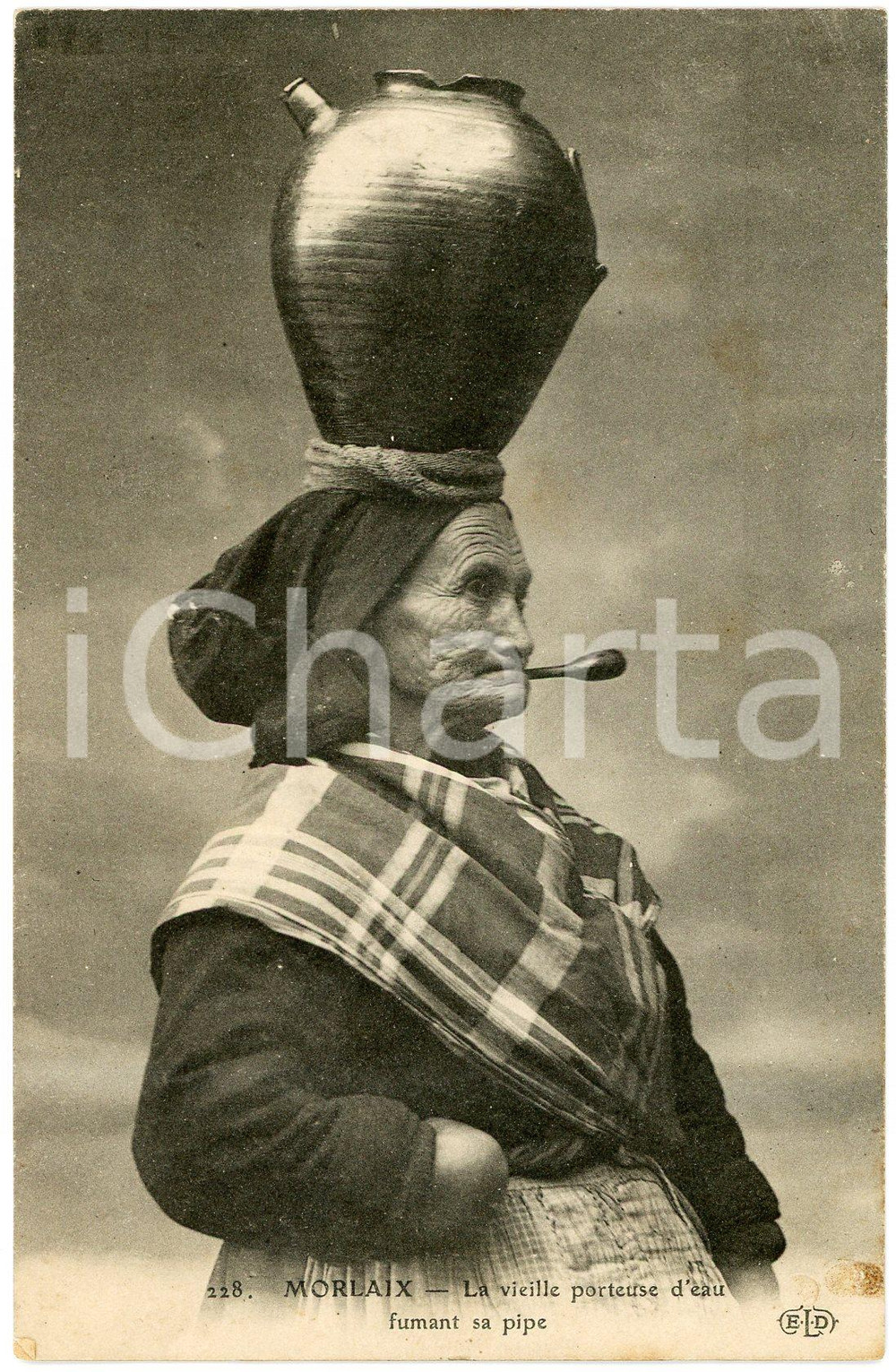 1910 ca MORLAIX (F) COUTUMES La vieille porteuse d'eau fumant sa pipe - Postcard  Cartolina postale d'epoca, non viaggiata.CONDIZIONI: F (minima sbrecciatura all'angolo inferiore sinistro; difetto dato da sovraimpressione al lato destro)FORMATO: FP    originale e autentica 1