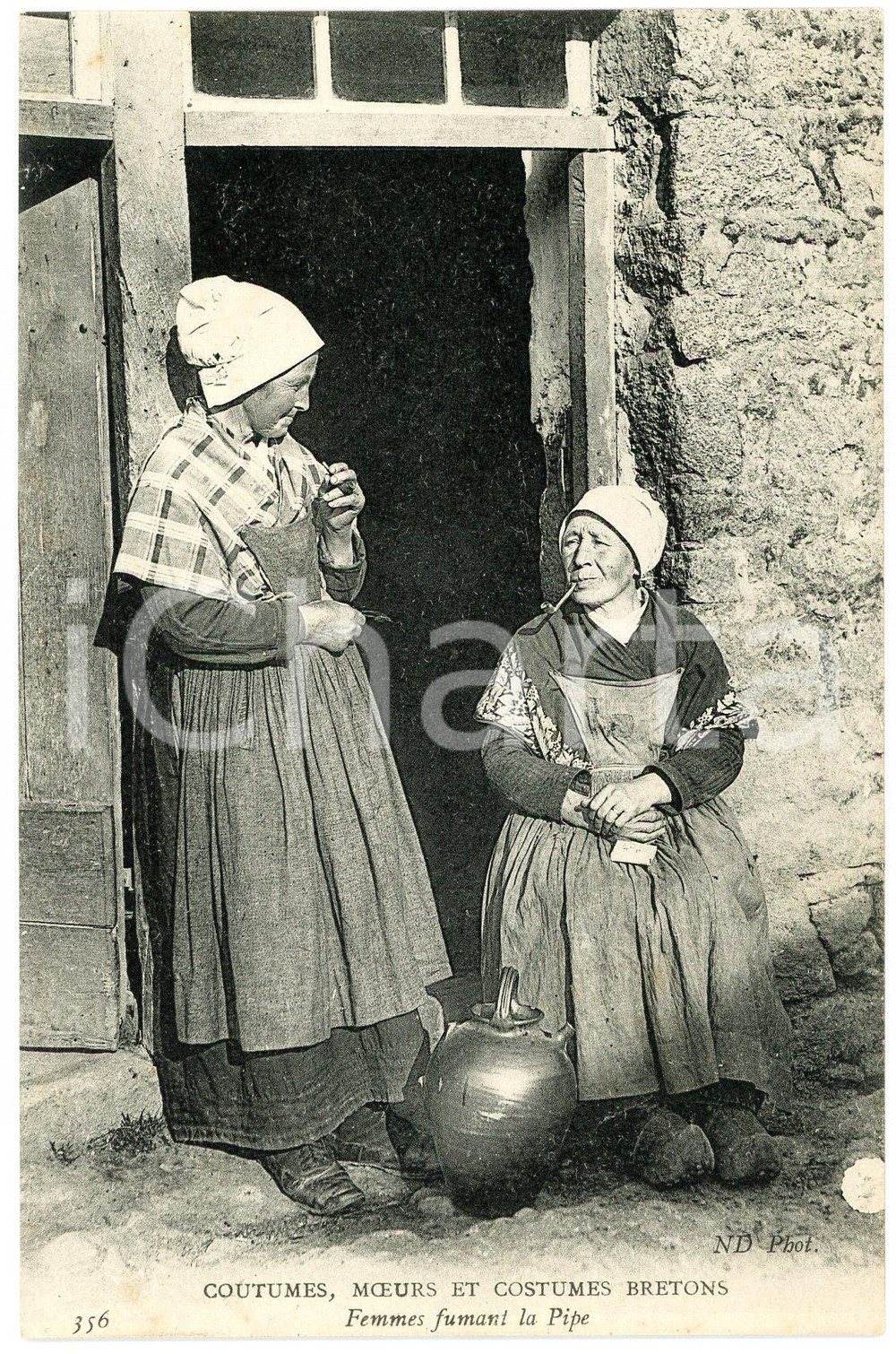 1910 ca COSTUMES BRETONS Femmes fumant la Pipe - French vintage postcard  Cartolina postale d'epoca, non viaggiata.CONDIZIONI: GFORMATO: FP    originale e autentica 1