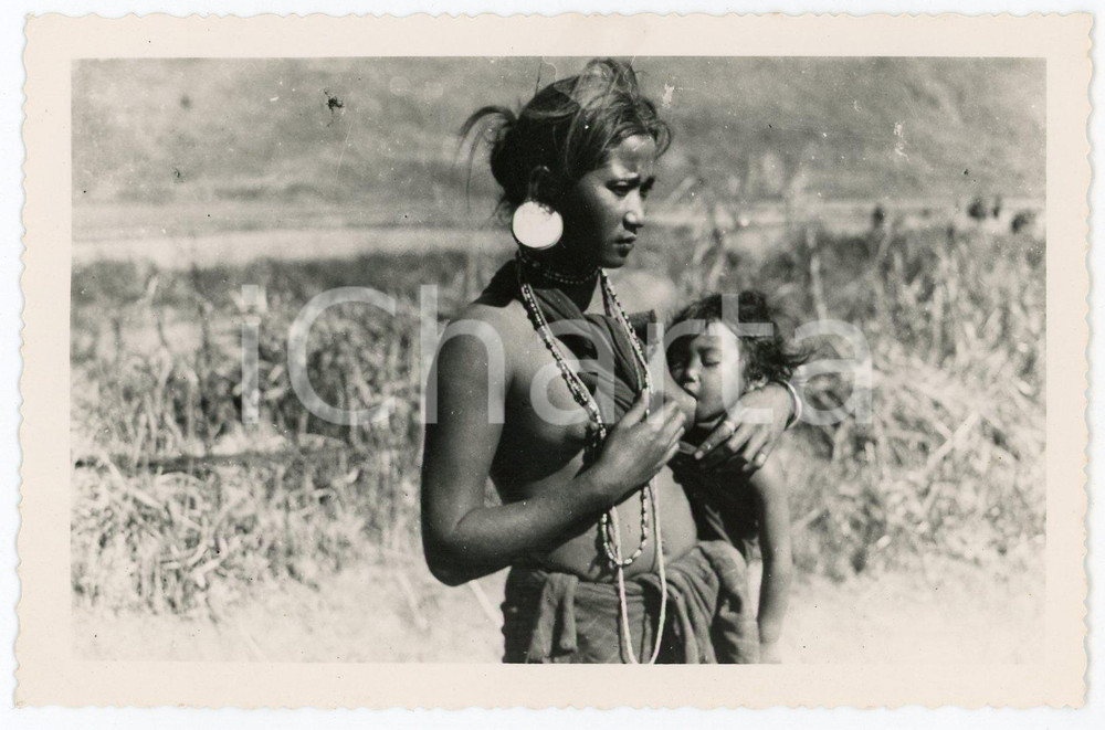 1950 ca INDOCHINE FRANCAISE Mère indigène MOIS avec son enfant *Photo14x9 cm  Fotografia d'epoca, in formato cartolina postale.CONDIZIONI: GFORMATO: FP    originale e autentica 1