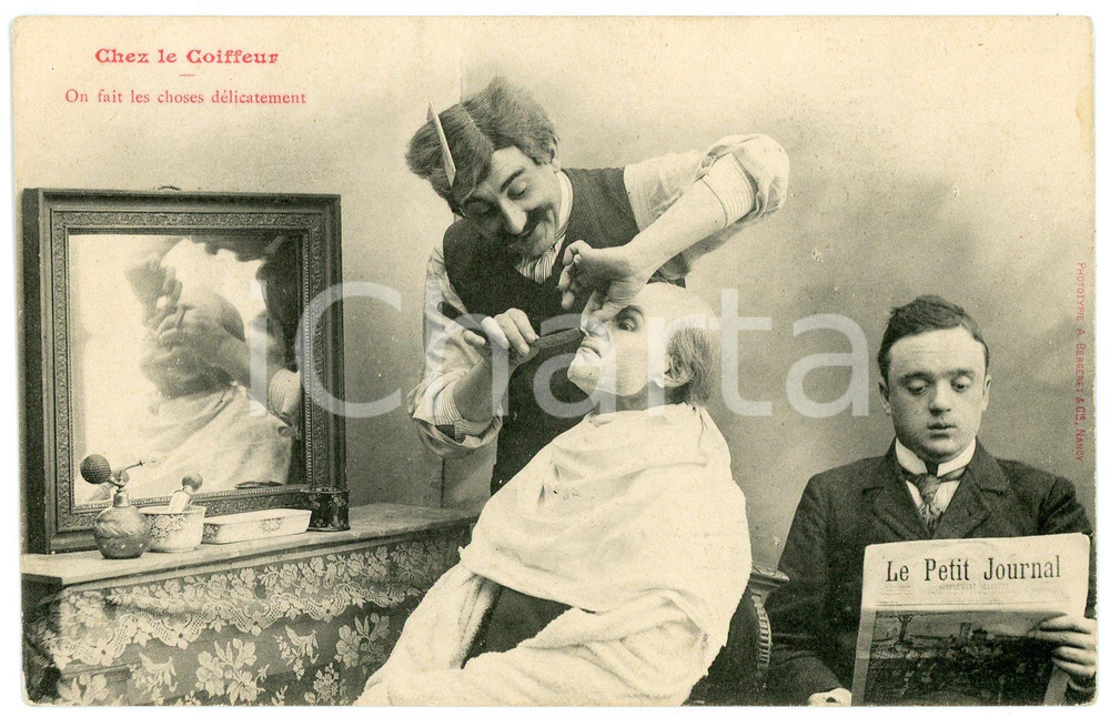 1900 ca HUMOUR Chez le coiffeur - On fait les choses délicatement *Carte postale  Cartolina postale d'epoca, non viaggiata.CONDIZIONI: GOODFORMATO: FP    originale e autentica 1