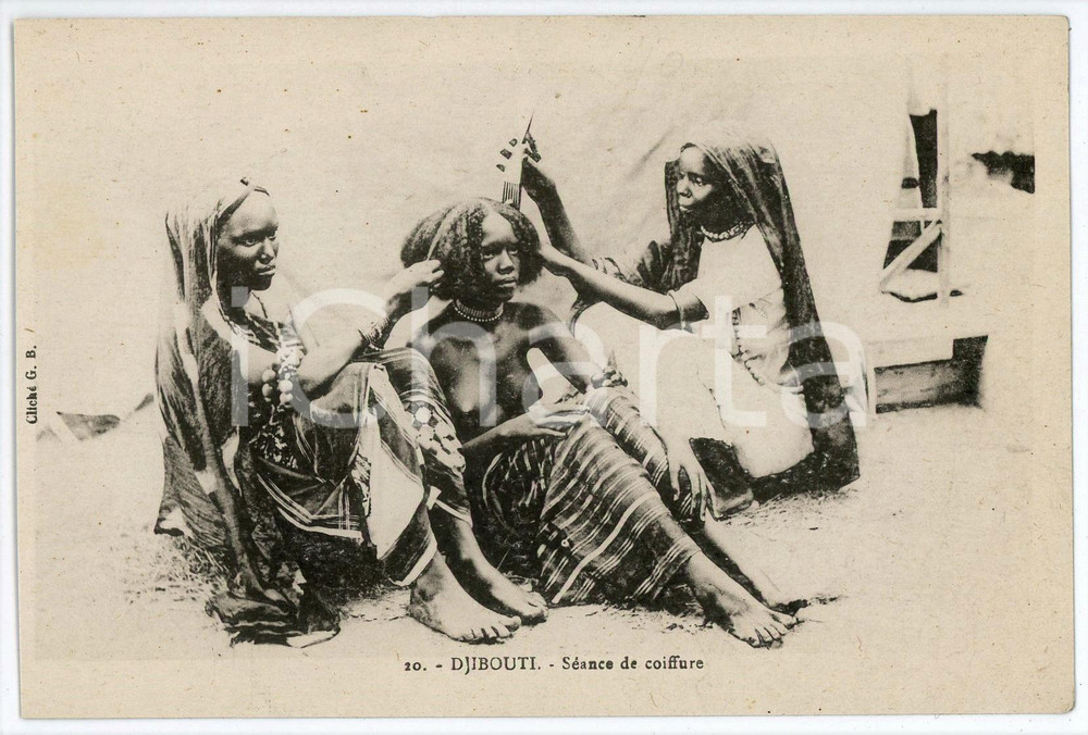 1920 ca DJIBOUTI - AFRIQUE Séance de coiffure NU ETHNIQUE Carte postale FP NV  Cartolina postale d'epoca, non viaggiata.CONDIZIONI: GOODFORMATO: FP    originale e autentica 1