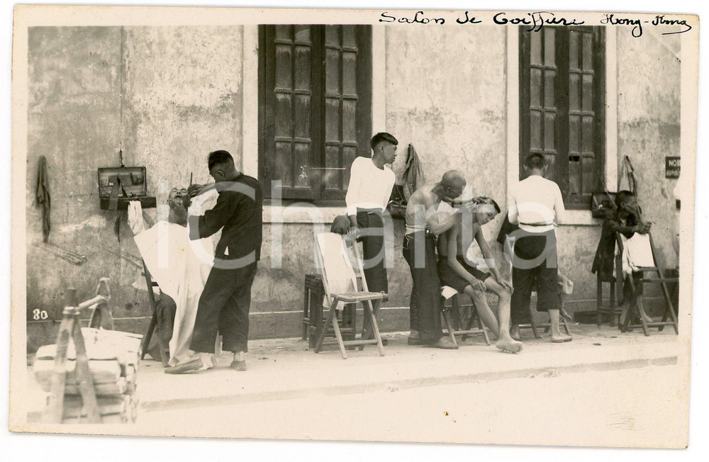 1930 ca HONG KONG Salon de Coiffure open-air - Photo 14x9 cm Fotografia d'epoca, con didascalia manoscritta, in formato cartolina postale.   FAIR/discreto residui cartacei al verso Formato: 14x9 cm originale e autentica 1