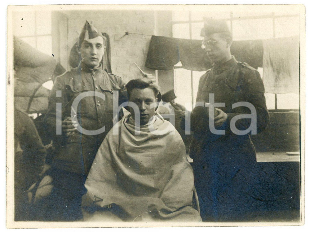 1915 ca WW1 FRANCE Soldat pendant l'épluchement - Photo 12x9 cm  Vera fotografia d'epoca, con dedica manoscritta al verso. GOOD/buono  Formato: 12x9 cm originale e autentica 1