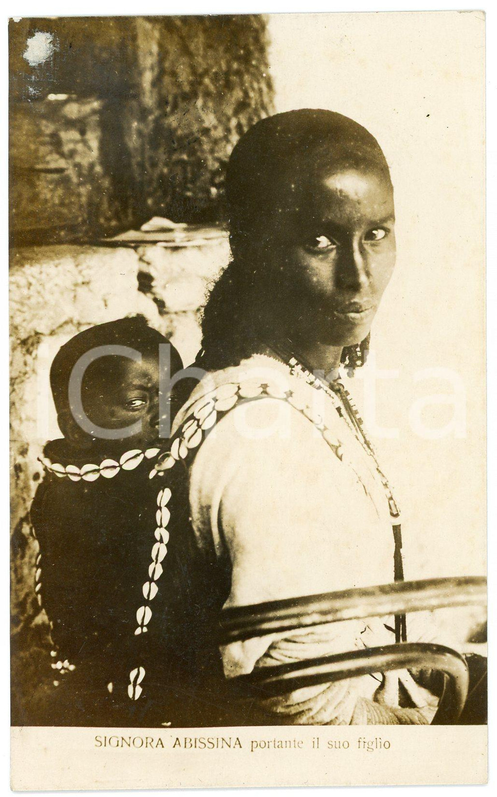 1920 ca ETIOPIA - ABISSINIA Donna con figlio sulle spalle - Cartolina  Cartolina postale d'epoca, viaggiata.CONDIZIONI: POOR (residuo di incollatura all'angolo superiore sinistro, smussature agli angoli)FORMATO: FP    originale e autentica 1