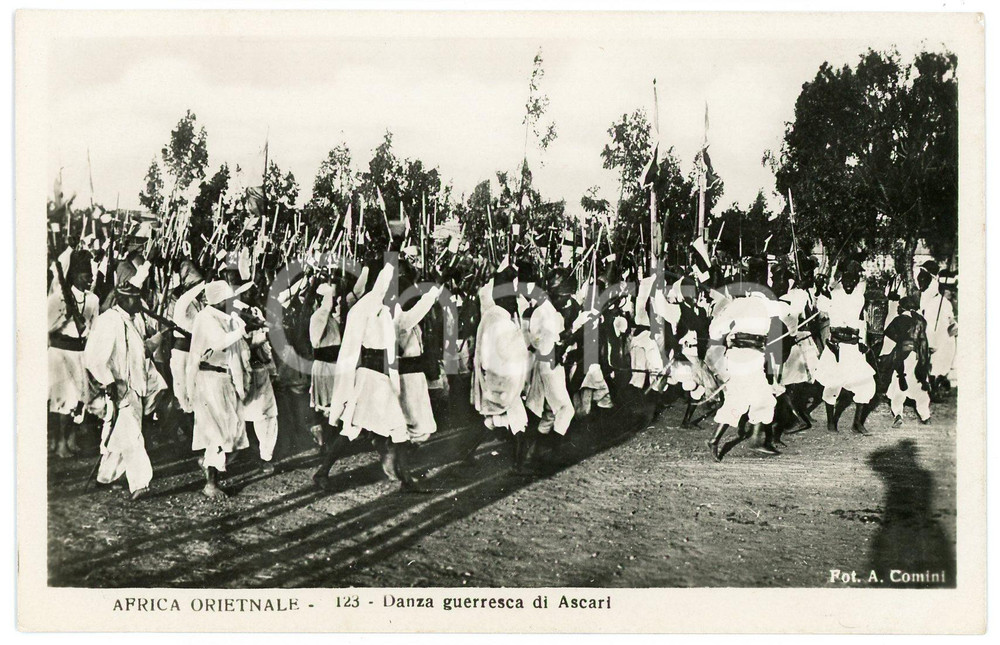 1920 ca AFRICA ORIENTALE Danza guerresca di Ascari -  Cartolina TRALDI 123  Cartolina postale d'epoca, non viaggiata.EDITORE: Fotostampa A. Traldi, Milano - Serie II n.123FOTOGRAFO: A. Comini CONDIZIONI:FAIRFORMATO: FP    originale e autentica 1