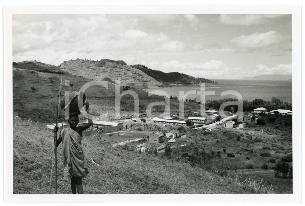 1948 RUANDA Coin de poste de KISENYI - Lac KIVU - Photo EEMAN 18x12 cm  Fotografia d'epoca, che reca al verso la didascalia originale.FOTOGRAFO: C. Eeman - CongopresseCONDIZIONI: GFORMATO: 18x12 cm     originale e autentica 1