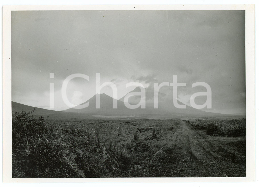 1949 Frontière RUANDA-UGANDA - Volcans MUHAVURA et GAHINGA - Photo J. MULDERS  Fotografia d'epoca, che reca al verso la didascalia originale.FOTOGRAFO: J. Mulders - CongopresseCONDIZIONI: P (piegatura verticale al lato inferiore)FORMATO: 18x12 cm     originale e autentica 1