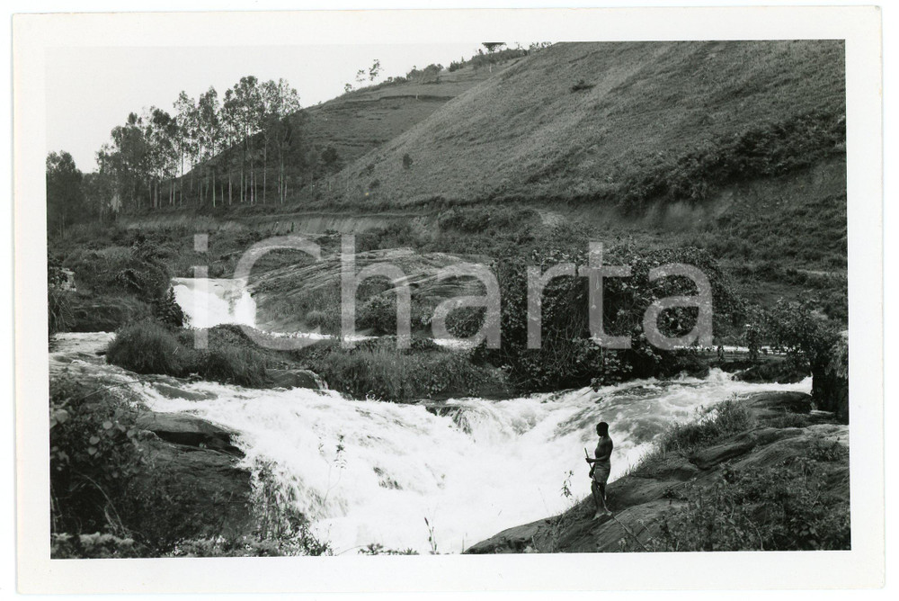 1949 RUANDA Chutes de la MUKUNGWA - RWAZA - Photo J. MULDERS 18x12 cm  Fotografia d'epoca, che reca al verso la didascalia originale.FOTOGRAFO: J. Mulders - CongopresseCONDIZIONI: G FORMATO: 18x12 cm     originale e autentica 1