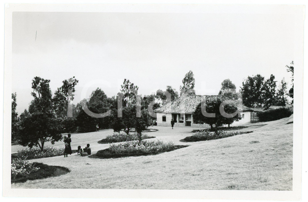 1949 RUANDA Maison chef indigène RUKEMAMPUNZI - REMERA - Photo J. MULDERS 18x12  Fotografia d'epoca, che reca al verso la didascalia originale.FOTOGRAFO: J. Mulders - CongopresseCONDIZIONI: G (piccolo difetto di stampa; minima abrasione angolare)FORMATO: 18x12 cm     originale e autentica 1