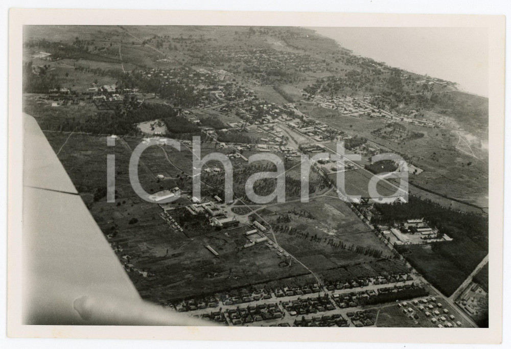 1945 BURUNDI - USUMBURA - Vue générale - Photo A. VAN DEN HEUVEL 18x12 cm  Fotografia d'epoca, che reca al verso la didascalia originale.FOTOGRAFO: A. Van den Heuvel - CongopresseCONDIZIONI: G FORMATO: 18x12 cm     originale e autentica 1