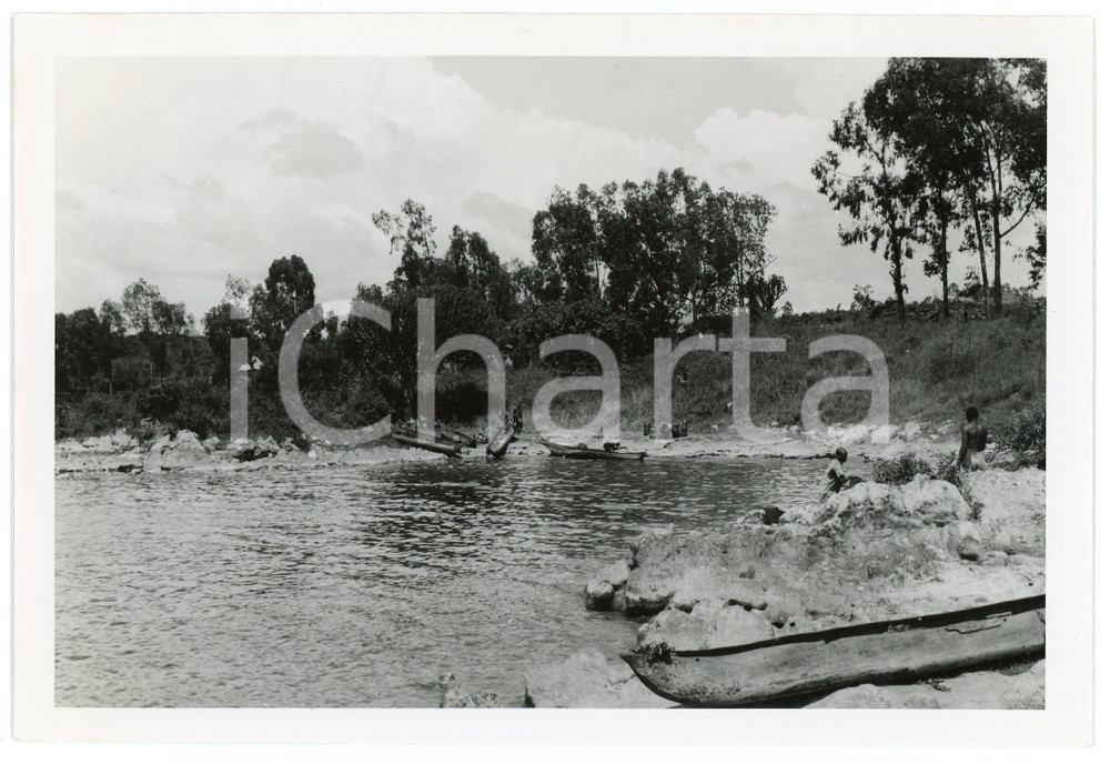 1945 RUANDA - KISENYI - Une anse du lac KIVU - Photo A. VAN DEN HEUVEL 12x18 cm  Fotografia d'epoca, che reca al verso la didascalia originale.FOTOGRAFO: A. Van den Heuvel - CongopresseCONDIZIONI: GFORMATO: 12x18 cm     originale e autentica 1