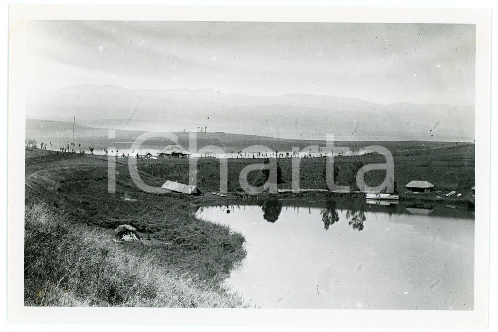 1918 RUANDA - Le poste de SHANGUGU au bord du lac KIVU - Photo REPRINT 1950  Fotografia d'epoca, scattata nel 1918, ma ristampata nel 1950 circa, con didascalia originale dell'agenzia al verso.FOTOGRAFO: E. Gourdinne - CongopresseCONDIZIONI: GFORMATO: 18x12 cm     originale e autentica 1