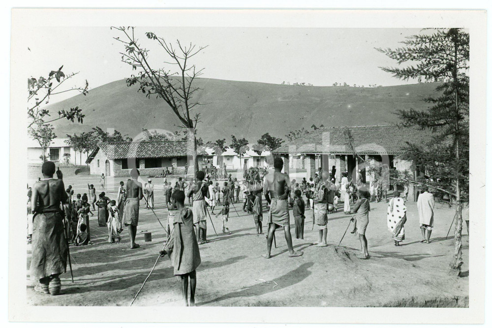 1918 RUANDA - KIGALI - La place du marché *Photo ANIMEE REPRINT 1950  Fotografia d'epoca, scattata nel 1918, ma ristampata nel 1950 circa, con didascalia originale dell'agenzia al verso.FOTOGRAFO: E. Gourdinne - CongopresseCONDIZIONI: GFORMATO: 18x12 cm     originale e autentica 1
