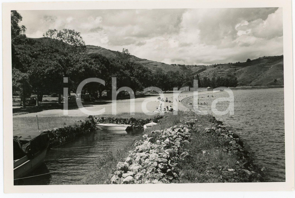 1948 RUANDA - Lac KIVU - KISENYI - Plage - Photo EEMAN 18x12 cm  Fotografia d'epoca, che reca al verso la didascalia originale.FOTOGRAFO: C. Eeman - CongopresseCONDIZIONI: GFORMATO: 18x12 cm     originale e autentica 1