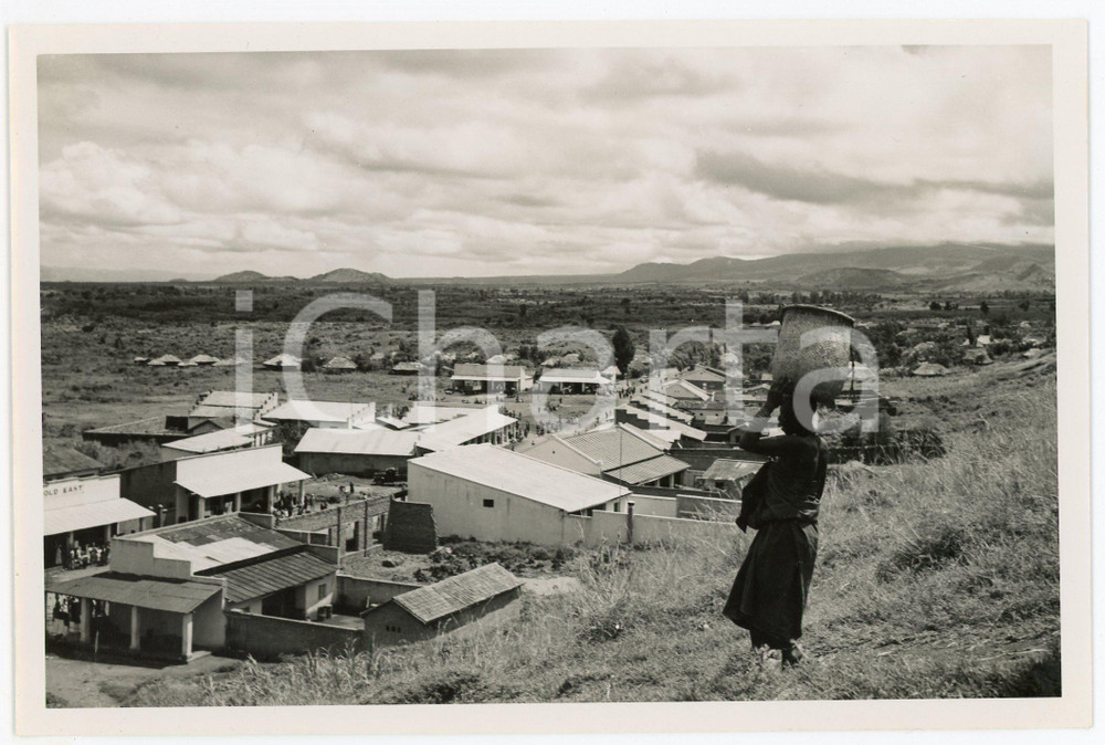 1948 RUANDA - KISENYI - Quartier commercial et marché - Photo EEMAN 18x12  Fotografia d'epoca, che reca al verso la didascalia originale.FOTOGRAFO: C. Eeman - CongopresseCONDIZIONI: GFORMATO: 18x12 cm     originale e autentica 1