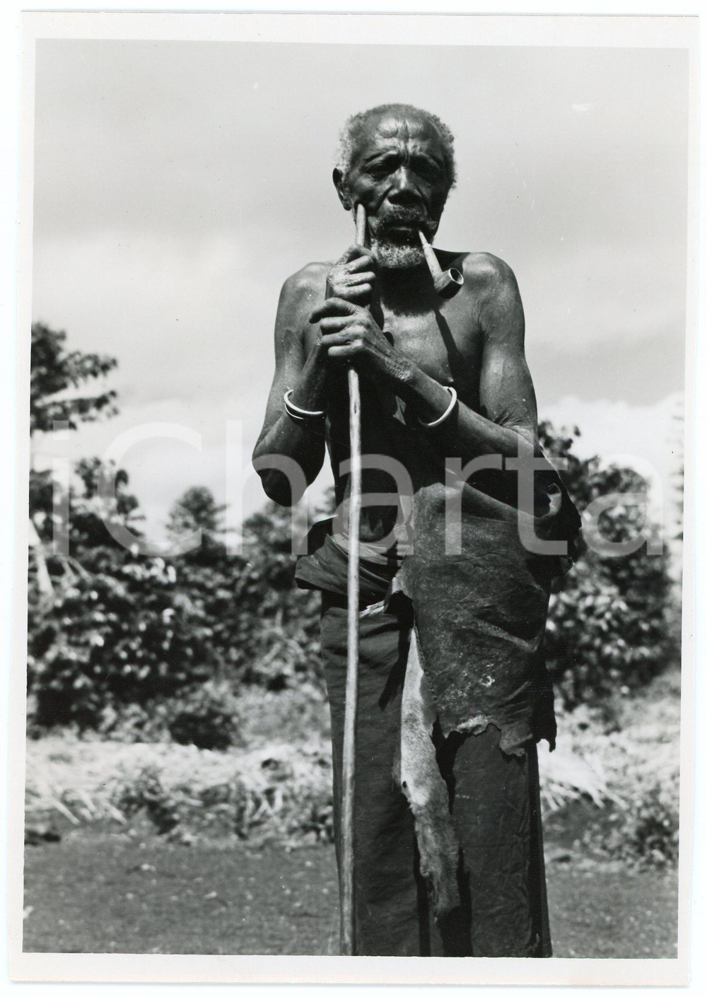 1948 RUANDA Région de KISENYI - Vieil indigène MUHUTU - Photo EEMAN 12x18 cm  Fotografia d'epoca, che reca al verso la didascalia originale.FOTOGRAFO: C. Eeman - CongopresseCONDIZIONI: GFORMATO: 12x18 cm     originale e autentica 1