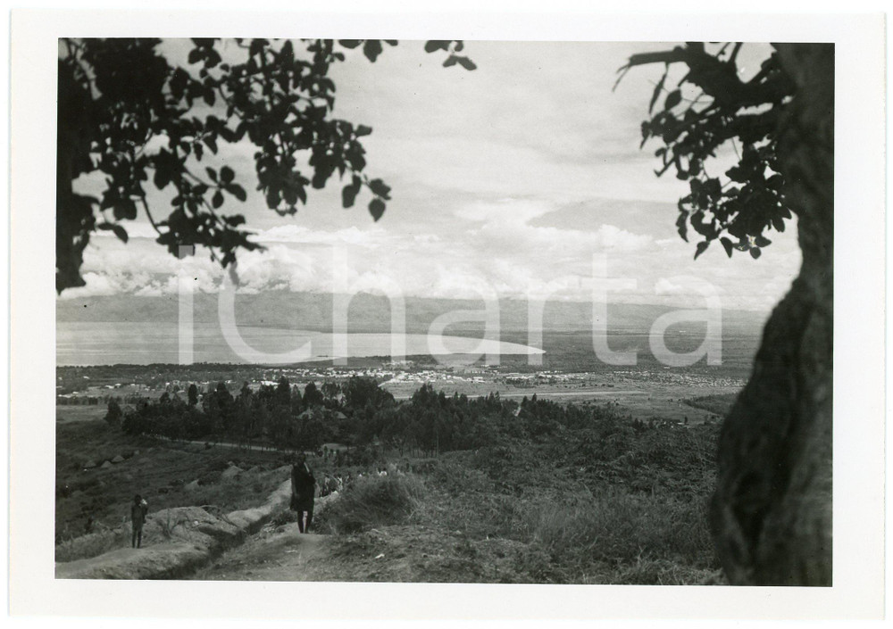 1945 ca BURUNDI - USUMBURA - Vue prise par la mission de VUGIZO - Photo ROSMANT  Fotografia d'epoca, che reca al verso la didascalia originale.FOTOGRAFO: Rosmant - CongopresseCONDIZIONI: G FORMATO: 18x12 cm     originale e autentica 1