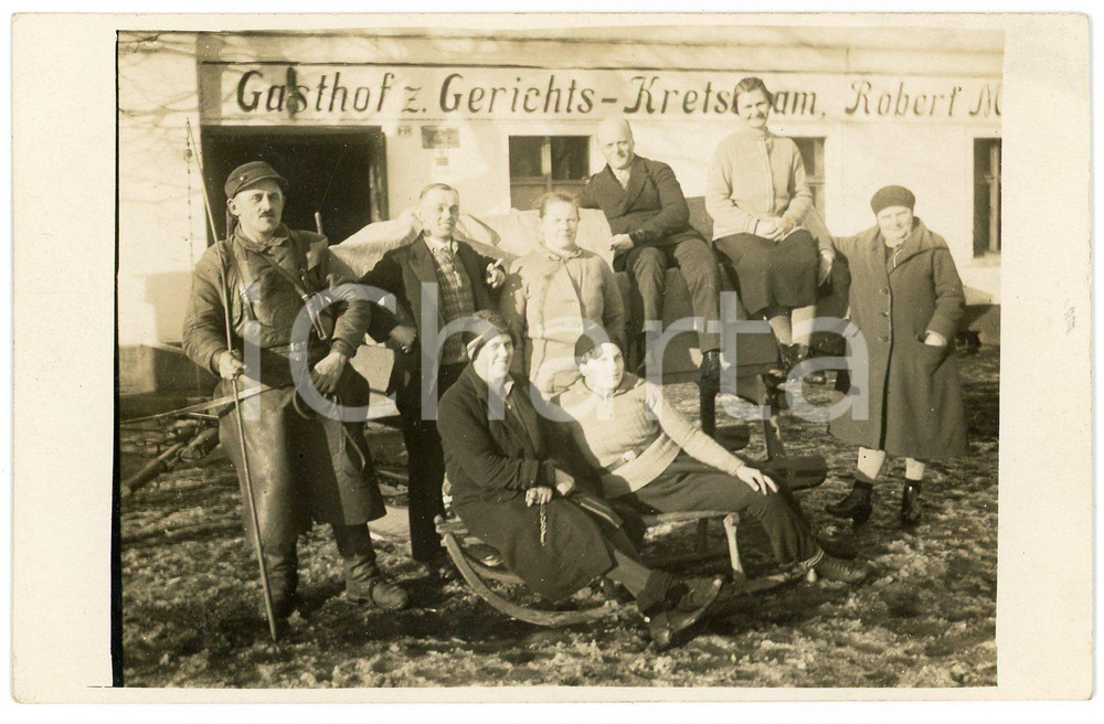 1910 ca DEUTSCHLAND Gasthof zum. Gerichtskretscham - Postcard FP NV  Cartolina postale d'epoca, non viaggiata ma con nota manoscritta al verso. FAIR/discreto Lievi smussature agli angoli Formato: 13x8 cm originale e autentica 1