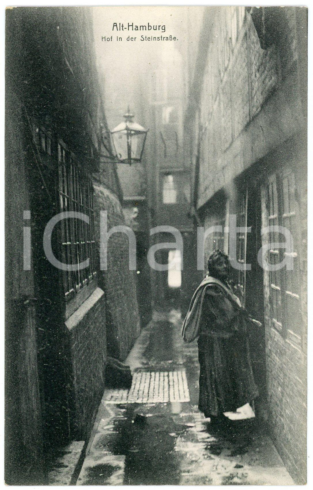 1910 ca ALT-HAMBURG (DEUTSCHLAND) Hof in der Steinstrasse (1) Postcard FP NV  Cartolina d'epoca, non viaggiata. FAIR/discreto Lievi smussature agli angoli Formato: FP originale e autentica 1