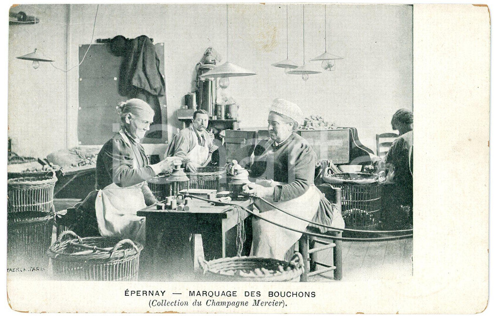 1900 ca EPERNAY Champagne MERCIER Marquage des bouchons - Carte postale FP NV  Cartolina postale d'epoca, non viaggiata. FAIR/discreto Lievi smussature agli angoli Formato: FP originale e autentica 1