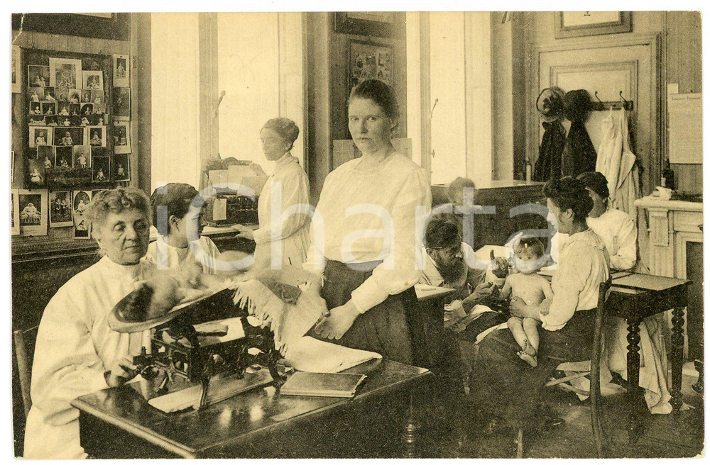 1920 ca BRUXELLES Consultation de nourissons - Salle de pesées - Carte postale  Cartolina postale d'epoca, non viaggiata. FAIR/discreto Lievi smussature agli angoli, piegatura all'angolo superiore sinistro Formato: FP originale e autentica 1