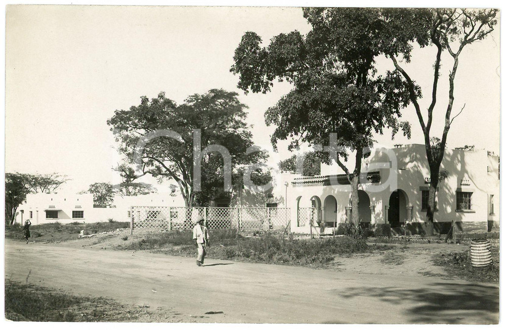 1930 ca CONGO BELGE - ELISABETHVILLE (?) Man walking on the street - Postcard FP  Cartolina postale d'epoca, non viaggiata.CONDIZIONI: GOODFORMATO: FP    originale e autentica 1