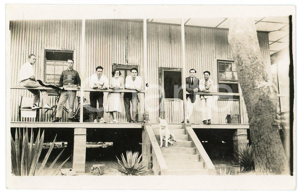 1930 CONGO BELGE Belgian people with dog posing in front of their house - Photo  Fotografia d'epoca in formato cartolina postale.  FAIR/discreto Lievi smussature agli angoli Formato: 13x8 originale e autentica 1
