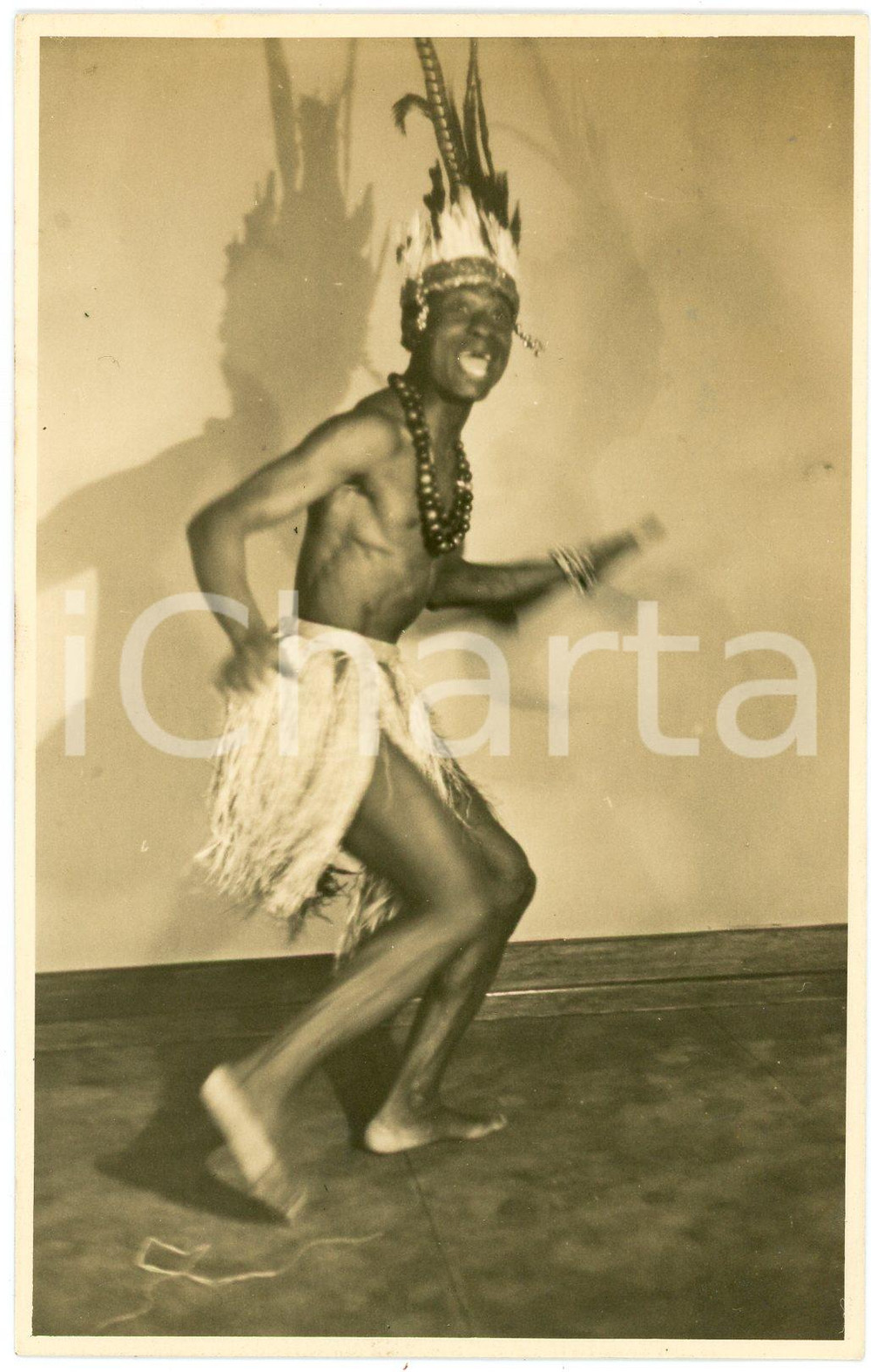 1920 ca AFRICA - CONGO BELGE Man during a tribal dance - Postcard FP NV  Cartolina postale d'epoca, non viaggiata ma con nota manoscritta al verso.CONDIZIONI: GOODFORMATO: FP    originale e autentica 1
