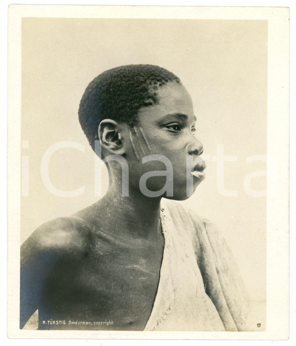 1910 ca Anglo-Egyptian SUDAN - Native boy - Portrait (1) Photo R. TÜRSTIG Fotografia seriale d'epoca.FOTOGRAFO: R. T&uuml;rstig - Omdurman GOOD/buono Lievi smussature angolari Formato: 10x12 cm originale e autentica 1