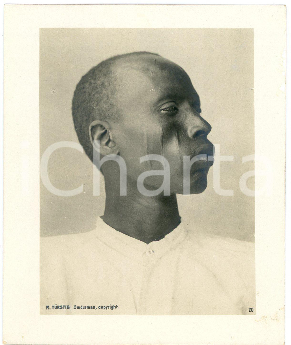 1910 ca Anglo-Egyptian SUDAN - Native man scarification - Photo R. TÜRSTIG Fotografia seriale d'epoca.FOTOGRAFO: R. T&uuml;rstig - Omdurman FAIR/discreto Lievi abrasioni e smussature angolari Formato: 10x12 cm originale e autentica 1