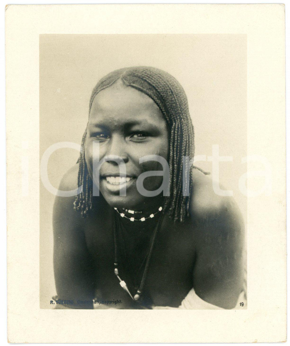 1910 ca Anglo-Egyptian SUDAN - Native little girl -Portrait (1) Photo R. TÜRSTIG Fotografia seriale d'epoca.FOTOGRAFO: R. T&uuml;rstig - Omdurman FAIR/discreto Lievi smussature e abrasioni angolari Formato: 10x12 cm originale e autentica 1