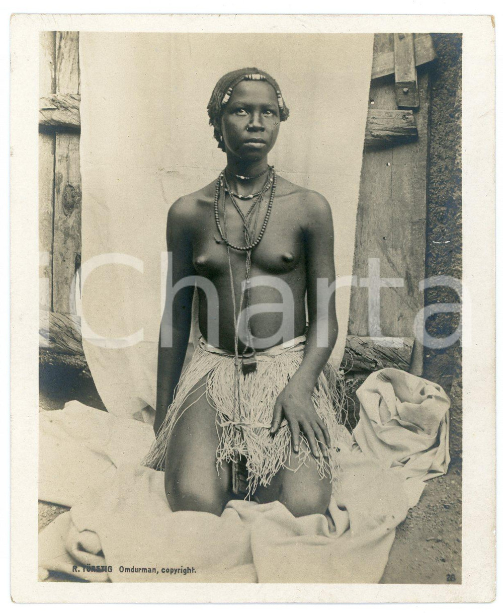1910 ca Anglo-Egyptian SUDAN - Native woman - ETHNIC NUDE - Photo R. TÜRSTIG Fotografia seriale d'epoca.FOTOGRAFO: R. T&uuml;rstig - Omdurman GOOD/buono  Formato: 10x12 cm originale e autentica 1