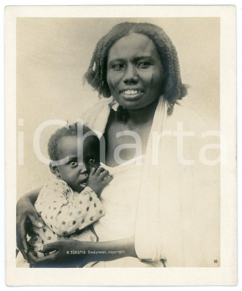 1910 ca Anglo-Egyptian SUDAN - Native mum and child - Portrait Photo R. TÜRSTIG Fotografia seriale d'epoca.FOTOGRAFO: R. T&uuml;rstig - Omdurman FAIR/discreto Lievi smussature e abrasioni angolari Formato: 10x12 cm originale e autentica 1
