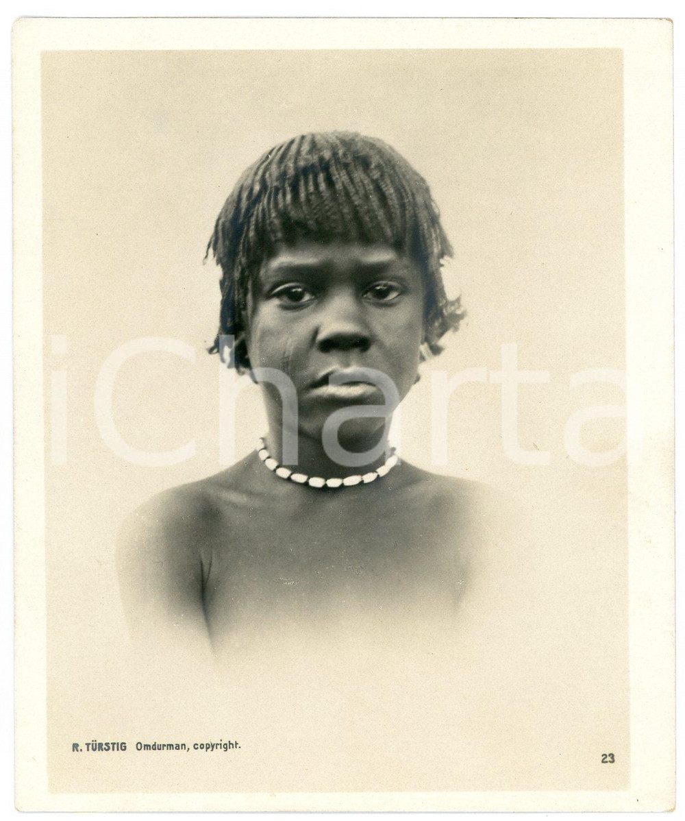 1910 ca Anglo-Egyptian SUDAN - Native child - Portrait (1) Photo R. TÜRSTIG Fotografia seriale d'epoca.FOTOGRAFO: R. T&uuml;rstig - Omdurman GOOD/buono Lievi smussature angolari Formato: 10x12 cm originale e autentica 1