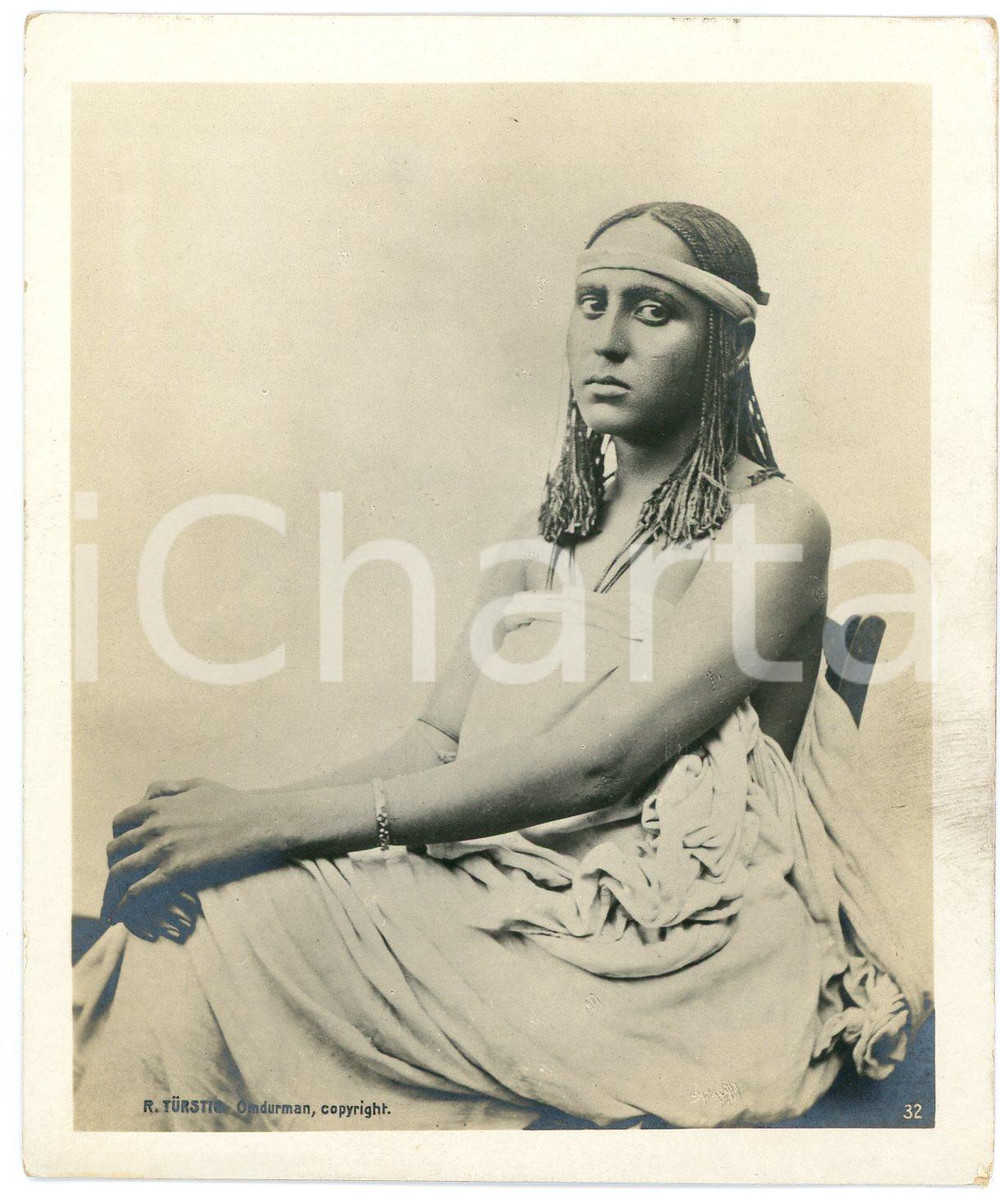 1910 ca Anglo-Egyptian SUDAN - Seated young woman - Photo R. TÜRSTIG Fotografia seriale d'epoca.FOTOGRAFO: R. T&uuml;rstig - Omdurman GOOD/buono  Formato: 10x12 cm originale e autentica 1