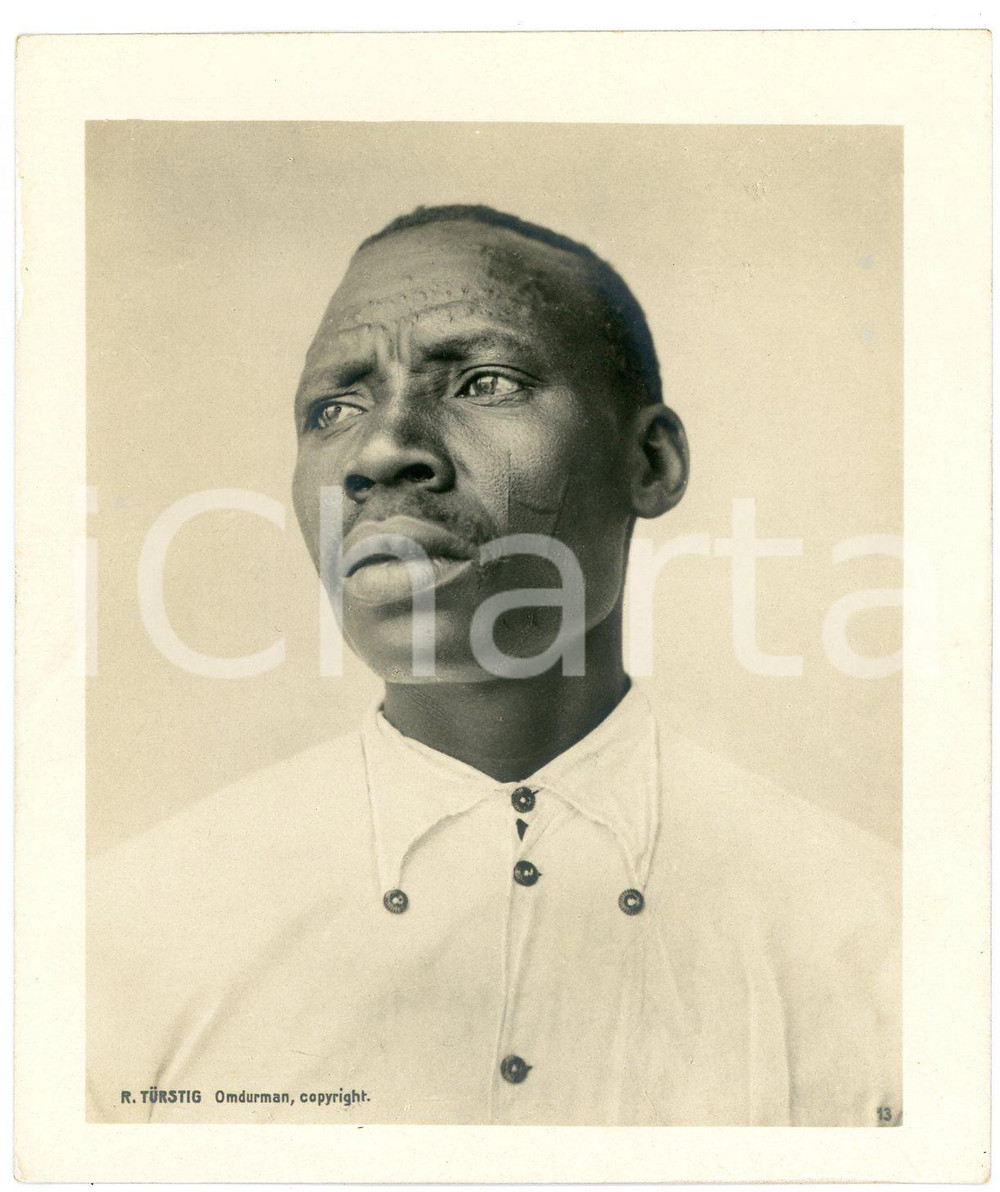 1910 ca Anglo-Egyptian SUDAN - Native man - Portrait (2) Photo R. TÜRSTIG Fotografia seriale d'epoca.FOTOGRAFO: R. T&uuml;rstig - Omdurman GOOD/buono Lievi smussature angolari Formato: 10x12 cm originale e autentica 1