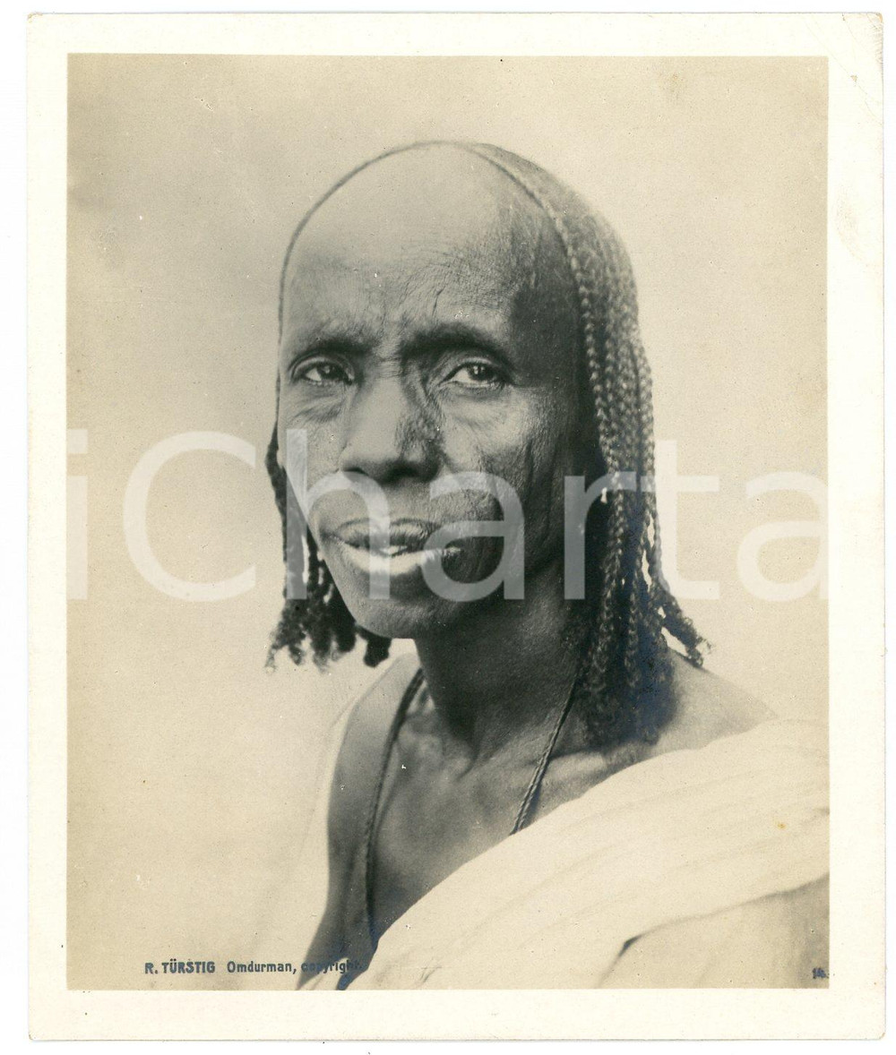 1910 ca Anglo-Egyptian SUDAN - Native senior - Portrait (2) Photo R. TÜRSTIG Fotografia seriale d'epoca.FOTOGRAFO: R. T&uuml;rstig - Omdurman POOR/danneggiato Piegatura evidente all'angolo superiore destro e lievi abrasioni angolari Formato: 10x12 cm originale e autentica 1