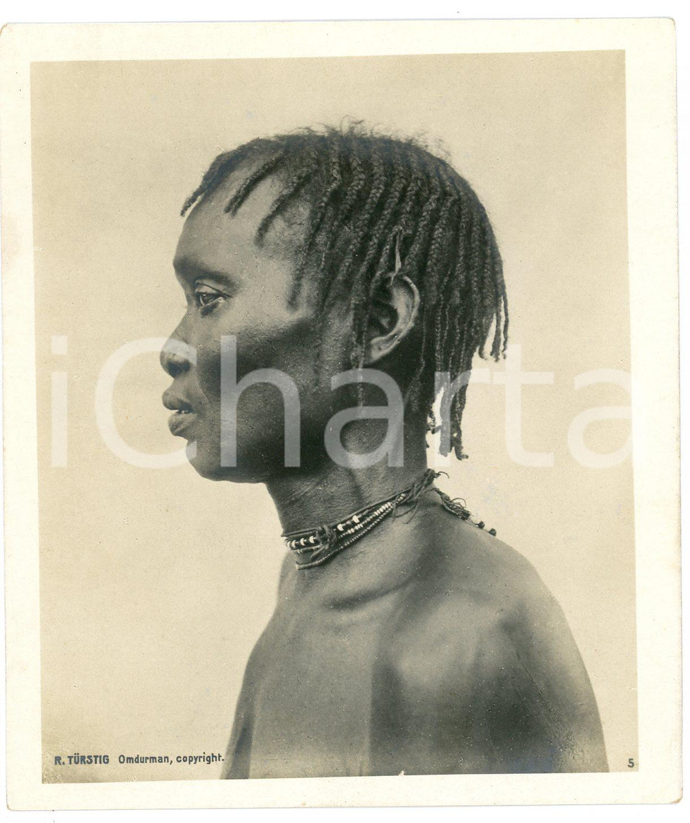 1910 ca Anglo-Egyptian SUDAN - Native little boy -Portrait (1) Photo R. TÜRSTIG Fotografia seriale d'epoca.FOTOGRAFO: R. T&uuml;rstig - Omdurman FAIR/discreto Lievi smussature e abrasioni angolari, lieve piegatura all'angolo inferiore destro Formato: 10x12 cm originale e autentica 1